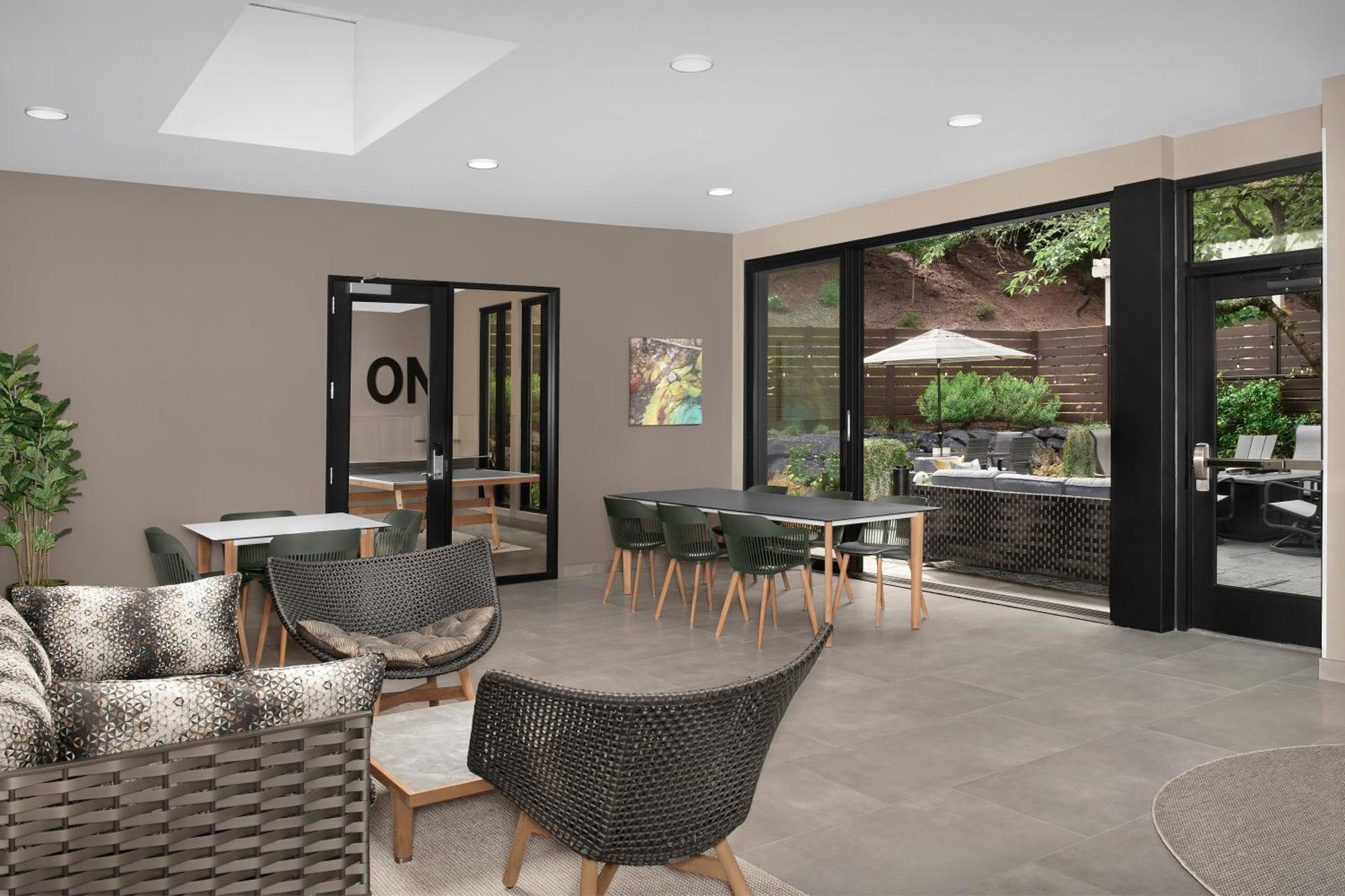 Courtyard By Marriott Portland Hotel